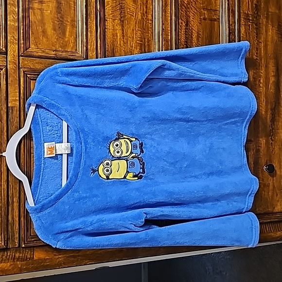 Womens medium sz 8/10 Despicable Me sleep fuzzy shirt - Picture 1 of 1